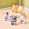 Gatinho Fofo de Desenho Animado Segurando Placa Boneca Brinquedo Tendência Decoração Carro Criativo Pequenos Enfeites de Mesa Pingente Chaveiro