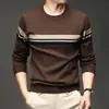 Novo suéter de tricô masculino para outono e inverno, suéter listrado casual com gola redonda, camisa base quente para homens de meia-idade