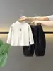 0177 Conjunto de Invierno para Niños Nuevo Genial y Elegante Chaqueta de Cuero Espesa con Forro de Felpa para Niños Conjunto de Tres Piezas Tendencia en Ropa de Invierno