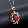 Collar con colgante de flor hueca en color oro rosa de 18 quilates, con colgante de turmalina roja paloma de temperamento natural de alta calidad