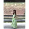 Estilo vacacional junto al mar, vestido camisola tie-dye de nicho para mujer, verde verano, fresco y elegante, con una falda larga y fluida