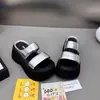 Novas Chinelas Femininas de Solado Grosso para Verão 2026 para Uso Externo, Sandálias Slide Fashionáveis e Versáteis com Solado Plataforma, Sandálias Casuais que Aumentam a Altura