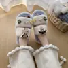 Lindas pantuflas mullidas de estilo femenino para mujer, perfectas para usar en exteriores, nueva colección otoño/invierno 2026, pantuflas de algodón con suela gruesa, de moda y cálidas para uso en interiores