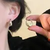 Brincos de Argola Redondos Metálicos de Luxo Leve de Nicho para Mulheres Moda Coreia do Sul Versátil Elegante Brincos para o Dia a Dia Joias para Orelha