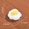 Paisaje en miniatura con un gatito lindo, utensilios de cocina y juguetes de comida realistas - una decoración de casa de muñecas para crear una escena en miniatura, un artículo decorativo DIY y un pequeño adorno de mesa