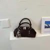 Bolsa de pingente fofa, moderna e única com design de rebites, pode ser usada como bolsa transversal ou de ombro, adequada para uso diário, encontros e passeios.