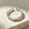 Anillo de mujer de lujo ligero de nicho estilo ins, anillo abierto simple y elegante para el dedo índice, nuevo modelo 2026 con un toque de alta gama, anillo de lazo