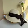 Chapéu de Palha com Laço Estilo Francês para Mulheres, Chapéu Elegante de Verão com Proteção Solar e Aba Larga, Chapéu de Praia para Férias na Beira-Mar