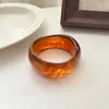Novo Bracelete Largo Irregular de Resina para Mulheres Design de Nicho Versão Larga Degradê Bracelete de Moda Minimalista Retro Japonês e Coreano