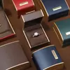 Caixa de joias em couro PU com etiqueta dourada curva, sensação de luxo leve de alta qualidade, caixa de embalagem para anéis, pulseiras, colares, caixa de joias atacado