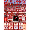 Un juego completo de guirnaldas decorativas para una boda rústica en un patio, con largos caracteres "feliz" colgantes, para casas de autoconstrucción