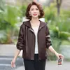 Abrigo de primavera para madre, chaqueta de cuero elegante, cárdigan de moda, chaqueta casual con capucha de cuero PU para mujeres de mediana edad y mayores, adecuada para primavera y otoño