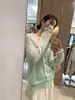 Cardigan de cor sólida com decote V estilo coreano para primavera-verão + avental casual de malha com cordão nicho conjunto de 2 peças femininas