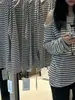Camiseta de retazos a rayas de hombros descubiertos para mujer de principios de otoño, un top deslumbrantemente elegante y sin esfuerzo chic que es versátil y fácil de combinar