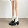 Sapatos de Couro Loafer Feminino Bico Redondo para Calçar Facilmente Primavera 2026 Estilo Britânico Salto Alto Grosso Elegante Versátil para o Dia a Dia Feminino