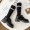 Meias 3/4 Femininas Costuradas, Meias Longas Quentes para Primavera e Outono, Afinando, Blocos de Cor Preto e Branco, Meias Longas Empilhadas Retro de Tubo Médio-Alto