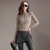 Conjunto de ropa deportiva cálida con terciopelo, corte ajustado, cuello alto, cárdigan deportivo, pantalones de yoga estilo falda que cubren la cadera, conjunto para mujer