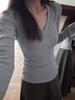 Camiseta gris de manga larga con escote en V y hombros descubiertos para mujer, nueva camiseta interior de otoño e invierno de 2024, top ajustado con cintura ajustada para chicas atractivas.