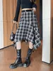 Foto real de falda de cuadros retro estilo coreano para mujer, nuevo modelo 2026, de cintura alta irregular, que cubre la cadera, estilizada, midi