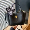Bolsa tote de seda nueva y elegante para comercio exterior al por mayor, bolsa para mujer, estilo coreano, bolso cubo retro de nicho, bolso de hombro, bolso cruzado