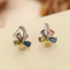Accesorios versátiles, estilo europeo y americano, lujo ligero, aretes dorados en forma de C para mujer, diseño de flor de cinco pétalos con circonia cúbica colorida, aretes de botón exquisitos y elegantes, en stock y listos para enviar