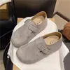 2026 Sapato Birkenstock Feminino de Solado Reto com Fivela para Outono, Slip-on Versátil que Aumenta a Altura, Novos Sapatos Slip-on da Moda