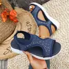 Ropa de exterior casual de verano transfronteriza europea y americana Sandalias de punta abierta con suela gruesa para mujer Sandalias de playa con pedrería Tacones de cuña Venta al por mayor Tallas grandes