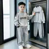 Elegante Conjunto Otoñal de Dos Piezas para Niños Medianos y Mayores 2026 Nuevo Estilo Conjunto de Sudadera con Estampado de Letras y Pantalones Jogger con Puños Acanalados para Niños
