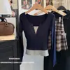 Camiseta de Manga Larga Falsa de Dos Piezas con Costuras de Contraste para Otoño e Invierno, Mujer, Cuello en V, Ajustada, Diseño de Nicho, Top Base con Almohadilla en el Pecho
