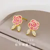 Primavera y verano 2024 nuevos aretes de camelia rosa aretes de temperamento suave aretes para mujer aretes