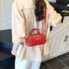 Bolso bandolera versátil de verano transfronterizo para mujer 2025 Nuevo Moda de alta gama Estilo extranjero Casual Remache de mano Bolso pequeño