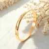 Nova pulseira quadrada de aço inoxidável com quatro diamantes para meninas, moda europeia e americana de alto nível, pulseira generosa, simples e que não desbota