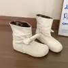 Deslumbrantes botas femininas brancas de sola grossa, novo modelo de verão 2026, adequadas para combinar com saias, sola macia, estilo coreano retrô, botinhas que aumentam a altura
