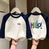 Camiseta Interior Básica de Cuello Redondo DeRong para Bebé Niños 2026 Otoño/Invierno Nuevo Estilo Camiseta de Manga Larga con Parches