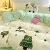 Conjunto de quatro peças com bordado de toalha com estampa de desenho animado, lençol de cama e capa de edredom de algodão lavado, conjunto de três peças para dormitório estudantil, lençol com elástico e conjunto de capa de edredom