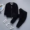 Versión coreana del traje deportivo casual de primavera y otoño, chaqueta con cremallera, pantalones, conjunto de dos piezas de manga larga para niños, primera generación de pelo