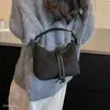 Bolsa de ombro versátil, de nicho e retrô para o novo outono para mulheres, apresentando um elegante design hobo crossbody de camurça para 2026