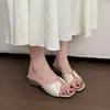 Chinelos Femininos Verão Elegante Temperamento Moderno Fivela de Metal Francesa Salto Plataforma Calçado Externo 2026 Sandálias Confortáveis Antiderrapantes
