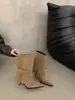 Primeiro Encontro Ji Botas de Cano Curto de Camurça Retro Bico Fino com Fivela Salto Alto Femininas 2026 Nova Coleção Outono/Inverno Salto Fino Botas de Cano Longo