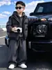 Ropa de Invierno para Niños Conjunto Forrado de Polar Estilo Otoño/Invierno 2026 Nuevo Ropa Deportiva Niños Medianos/Mayores Ropa Engrosada de Invierno Moderna