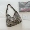 Bolso tote estampado de leopardo para mujer, gran capacidad, bolso de verano, nuevo estilo 2026 para mujer, nicho, versátil, bolso de un solo hombro, gran capacidad, para ir al trabajo