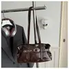 Bolsa tote feminina vintage de comércio exterior transfronteiriço 2026 de grande capacidade, nova moda, com fivela de cinto e rebites, adequada para uso na mão ou no ombro
