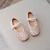 Sapatos de Couro para Meninas Sapatinhos de Bebê Sola Macia Estilo Coreano Sapatos de Princesa com Diamante e Pérola 2025 Novos Sapatos Individuais Infantis para Primavera e Outono