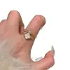 Anel de Trevo de Quatro Folhas Preto e Branco de Camada Dupla para Mulheres, Anel Aberto de Nicho de Alto Padrão, Anel Versátil para Dedo Indicador com Temperamento de Luxo Leve