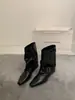 Bota de Salto Grosso Quadrada First Encounter Sazonal 2026 Outono/Inverno Nova Fivela de Cinto Bota de Cano Curto Retrô Emagrecedora Moda Curta