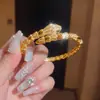 Pulsera de Serpiente de Diamantes Completos de Lujo Ligero para Mujer Pulsera Abierta Ajustable en Forma de Serpiente Ojos Esmeralda Joyería de Mano de Alta Gama