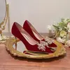 Novos Sapatos de Casamento Veludo Vermelho 2025 para Mulheres, Uso Duplo para Show e Vestido de Noiva, Saltos Altos Nupciais Estilo Chinês, Saltos Altos de Cristal