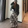 Calça jeans feminina estilo retrô americano com estampa de leopardo, nova coleção outono/inverno 2026, modelagem solta, que afina a silhueta e calça larga fashion.