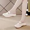 Zapatos casuales de suela gruesa para mujer de comercio exterior transfronterizo, nuevo estilo primavera y verano, zapatos blancos sin cordones, pantuflas de punta cerrada que aumentan la altura, slip-ons perezosos para mujer