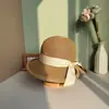 Chapéu de palha elegante francês de aba larga com fenda frontal pequena e traseira Chapéu de palha coreano doce com laço proteção solar Chapéu de praia para o litoral